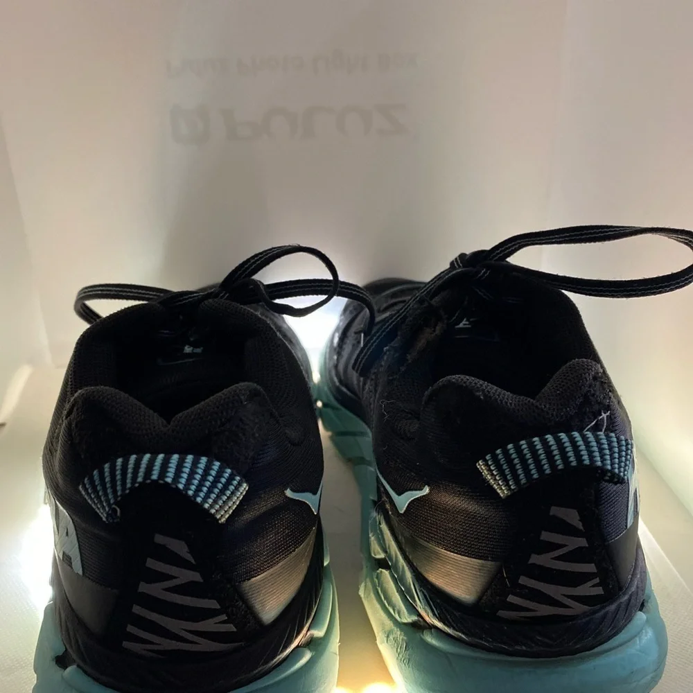 Hold women’s sneakers